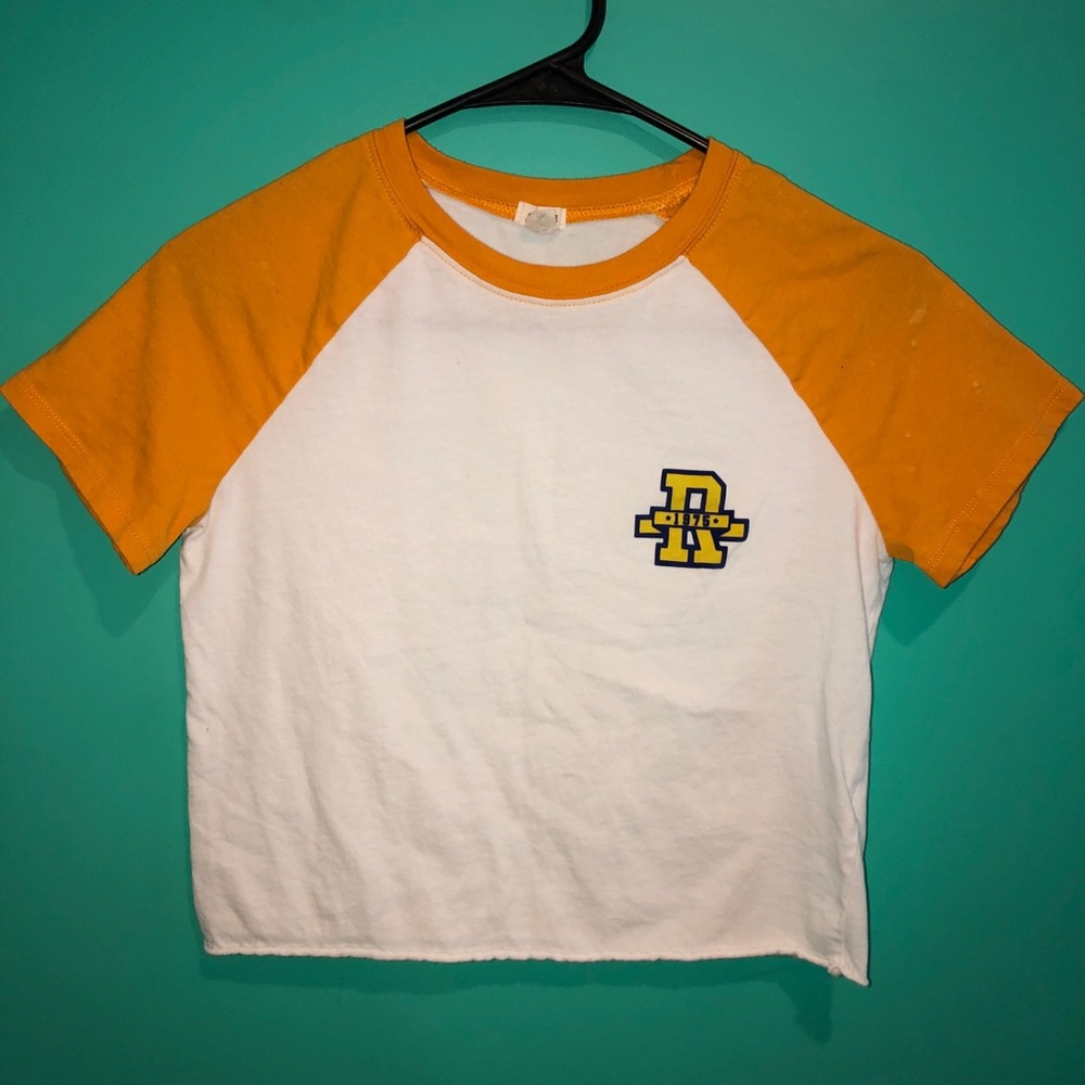cute cropped baseball tee!